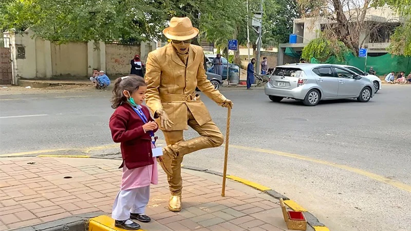 US Journalist Christina Goldbaum endangers lives of street performers in Pakistan