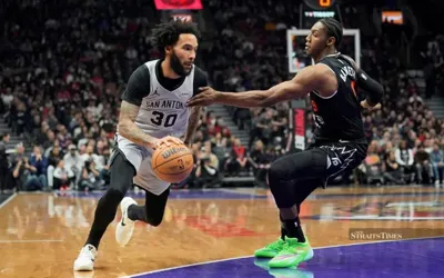 Spurs extend winning streak as Durant reaches historic milestone