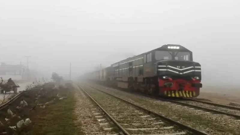 New schedule of trains from Lahore, Faisalabad due to fog