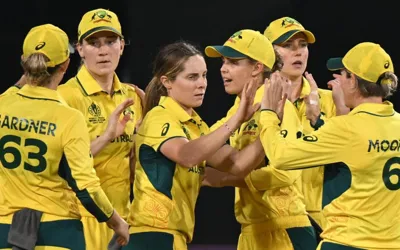 Australia crush New Zealand in World Cup opener