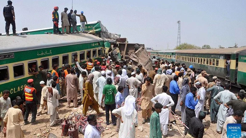 Awam express derails near Lodhran; 2 Killed, Dozens injured