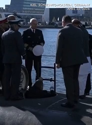indian-defence-minister-faces-difficulty-during-submarine-visit