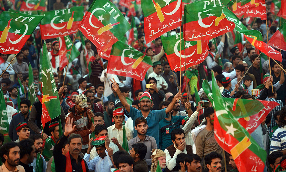 کپتان کی مہنگائی کے خلاف احتجاج کی کال، کھلاڑی سڑکوں پر نکل آئے