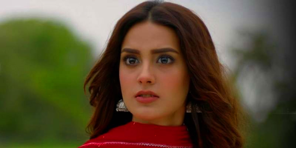 Iqra Aziz by cot item song performance