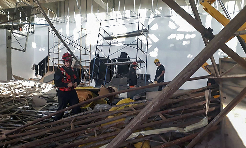 Part of the Argentine airport terminal collapses