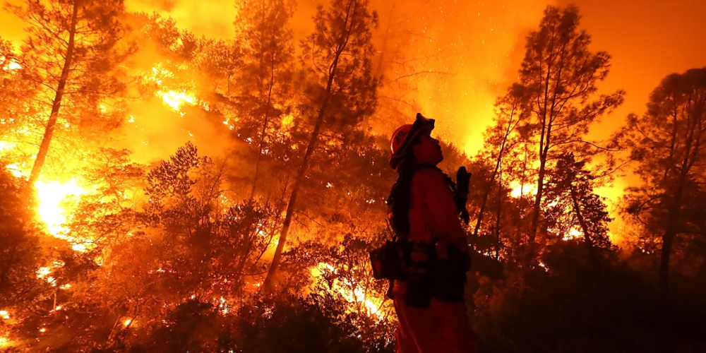 Thousands evacuated as California wildfire rages