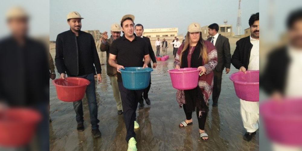 بلاول اور بختاور نے ننھے کچھوے قدرتی ماحول میں ساحل پر چھوڑ دیے