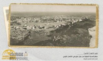 مدینہ منورہ میں سو برس کے دوران آنے والی تبدیلیوں کی کہانی جدید و قدیم تصاویر کی زبانی سمجھی جاسکتی ہے۔ غیر ملکی خبر رساں ادارے کے مطابق کنگ عبدالعزیز اکیڈمی نے 1913 کے مدینہ منورہ کی پرانی تصویر جاری کی ہے۔ جس میں پورے شہر کا رقبہ چھوٹا سا نظر آرہا ہے۔ مسجد نبوی شریف کا رقبہ بھی بہت کم ہے۔ اس دور میں مسجد نبوی اور مدینہ منورہ شہر کے درمیان نخلستانوں کے مناظر عام تھے۔ یہ بھی اس تصویر میں دیکھے جاسکتے ہیں۔ دریں اثنا ’دارالمدینہ المنورہ‘عجائب گھر میں بھی مدینہ منورہ کی تاریخ اور ثقافت دیکھنے کو ملتی ہے۔ عجائب گھر اب تک مدینہ منورہ کے تاریخی اور قابل دید مقامات سے متعلق 44سے زائد کتب شائع کر چکا ہے۔ مدینہ منورہ کی تہذیب و تمدن پر خصوصی ریسرچ بھی کرارہا ہے ۔ عجائب گھر میں 2ہزار سے زائد نوادرات موجود ہیں۔ تاریخی مقامات اور واقعات کو اجاگر کرنیوالے ماڈلز بھی رکھے گئے ہیں۔ اسلام کے ابتدائی عہد سے جدید دور تک اسلامی سکے بھی ہیں۔