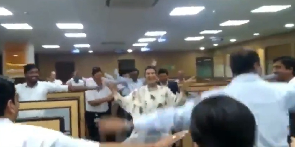 آفس سی ای او کا دفتر کے عملے کے ساتھ رقص، ویڈیو وائرل