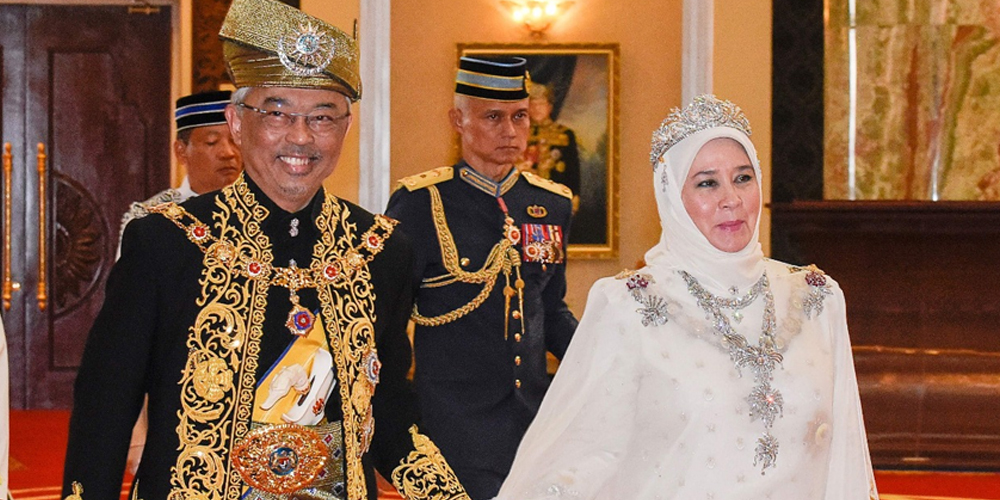 ملائیشیا کے بادشاہ شاہ عبداللہ ریاض الدین اور ملکہ عزیزہ آمنہ میمونہ بھی قرنطینہ میں‌ چلے گئے