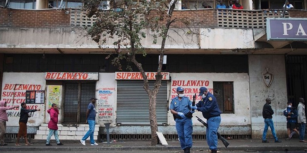 جنوبی افریقہ میں لاک ڈاون کی خلاف ورزی کرنے پر پولیس کی شہریوں پر فائرنگ