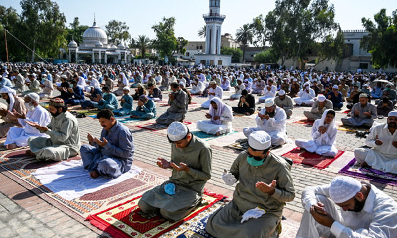 وزیر اعلی خیبر پختون خوا نے پیر کو سرکاری سطح پر عید منانے کا اعلان کردیا