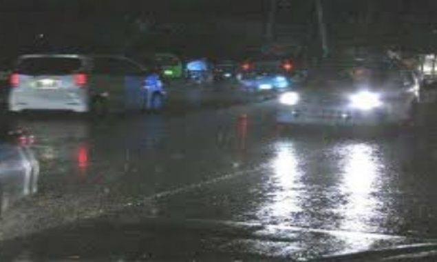 اس وقت شہر کا درجہ حرارت 18 ڈگری سینٹی گریڈ ریکارڈ کیا گیا ہے تاہم آج رات درجہ حرارت مزیدکم ہونے کا امکا ن ہے ۔