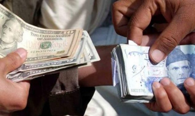 پاکستانی کرنسی مسلسل گراوٹ کا شکار، انٹر بینک میں ڈالر ڈبل سنچری کے قریب