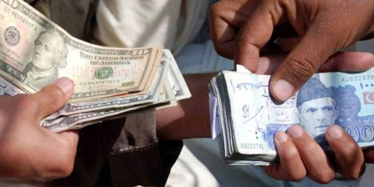 پاکستانی کرنسی مسلسل گراوٹ کا شکار، انٹر بینک میں ڈالر ڈبل سنچری کے قریب