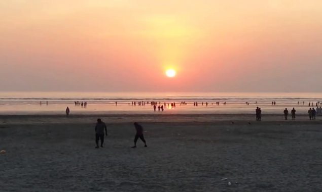 clifton beach close for citizen of karachi