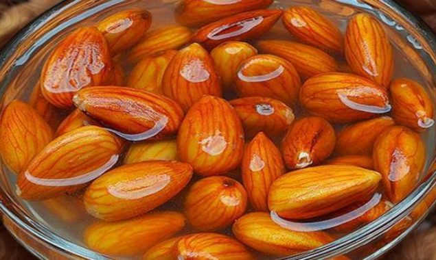 بھگوئے ہوئے بادام