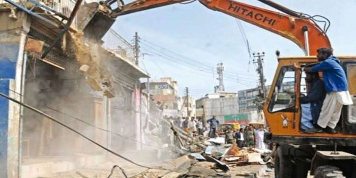 کراچی: افغان کیمپ میں آپریشن کا دوسرا روز، 350 گھر مسمار