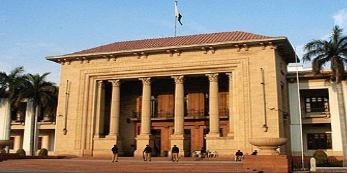 نومنتخب گورنر پنجاب نے 8 رکنی کابینہ سے حلف لے لیا https://pakistan.bolnews.com/urdu/latest/2022/05/346829/
