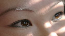 چین میں ماڈل کی آنکھیں چھوٹی دکھانے پر احتجاج