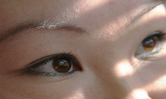 چین میں ماڈل کی آنکھیں چھوٹی دکھانے پر احتجاج