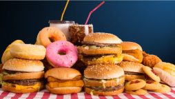 سوشل میڈیا انفلوئنسرز بچوں کو موٹاپے کا شکار کر رہے ہیں