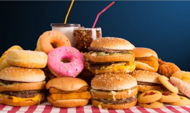 سوشل میڈیا انفلوئنسرز بچوں کو موٹاپے کا شکار کر رہے ہیں