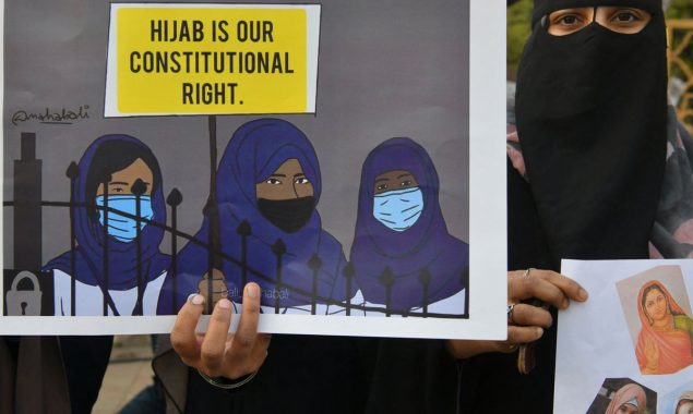 بھارت میں حالیہ حجاب پابندی نے نئے تنازع کو جنم دی دیا، حکومت اور اپوزیشن میں تقرار