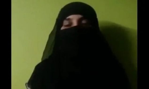 بھارت میں حجاب اتارنے کا حکم ماننے سے انکار کرتے ہوئے لیکچرار نے استعفی دے دیا