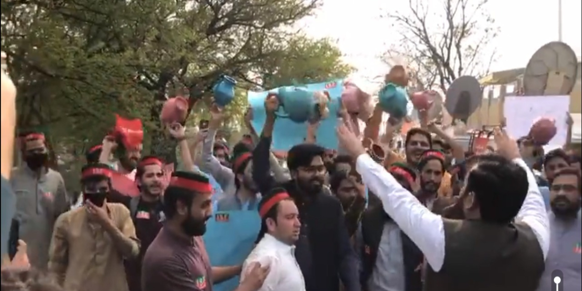 کپتان کی مہنگائی کے خلاف احتجاج کی کال، کھلاڑی سڑکوں پر نکل آئے