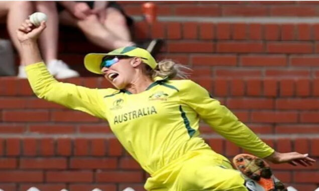ویمنز ورلڈ کپ میں آسٹریلوی کھلاڑی نے ایک ہاتھ سے کیچ پکڑ کر سب کو حیران کردیا