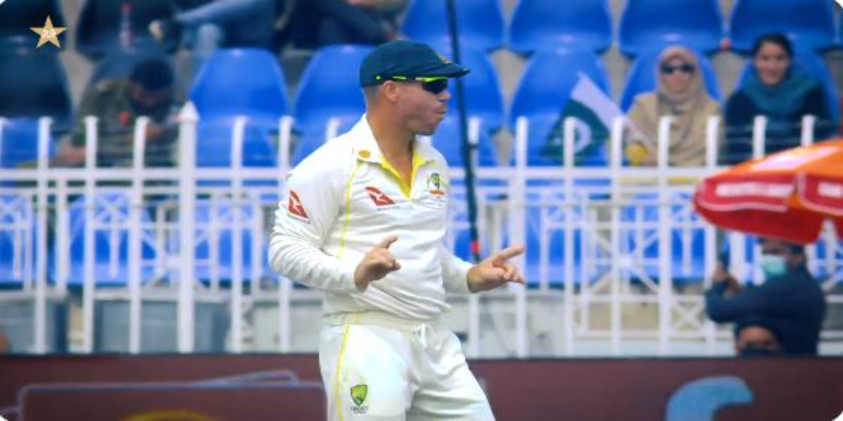 ٹھمکوں کے بعد ڈیوڈ وارنر کا پنڈی اسٹیڈیم میں بھنگڑا