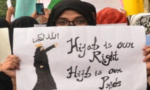 بھارتی ہندو انتہا پسندوں نے یونیورسٹی میں باپردہ طالبہ کی نماز پر ہنگامہ کھڑا کردیا
