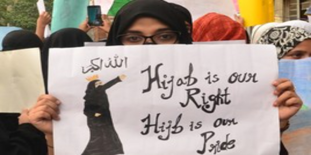 بھارتی ہندو انتہا پسندوں نے یونیورسٹی میں باپردہ طالبہ کی نماز پر ہنگامہ کھڑا کردیا