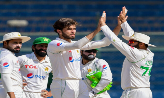 لاہور ٹیسٹ: کینگرو کو پہلے بیٹنگ بھاری پڑ گئی، شاہینوں کا جادو چل گیا