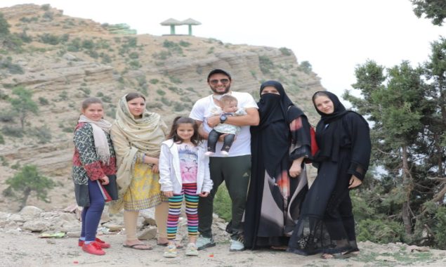 یوم خواتین کے موقع پر شاہد آفریدی کی فیملی فوٹو