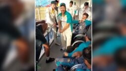 ٹیسٹ سیریز کے اختتام پر کھلاڑیوں کی خوش گپیاں