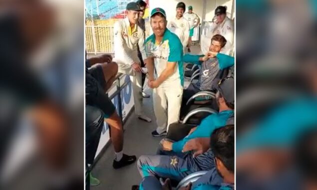 ٹیسٹ سیریز کے اختتام پر کھلاڑیوں کی خوش گپیاں