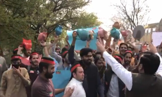 کپتان کی مہنگائی کے خلاف احتجاج کی کال، کھلاڑی سڑکوں پر نکل آئے