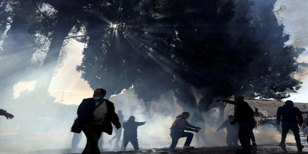 اسرائیلی فورسز کا ایک بار پھر مسجد اقصیٰ پرحملہ، نمازیوں پر فائرنگ اور شیلنگ