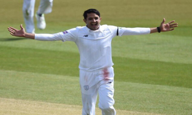محمد عباس نے انگلش کاؤنٹی میں بلے بازوں کے چھکے چھڑا دیے