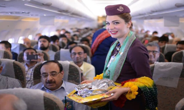 پی آئی اے کے فضائی عملے پر دوران پرواز روزے رکھنے پر پابندی