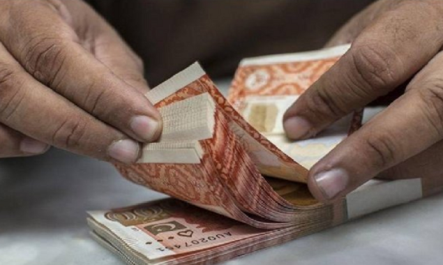 Cash counting Pakistani currency