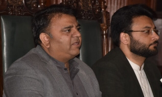 عمران خان غیر ملکی سازش کے خلاف سڑکوں پر نکلیں گے،فواد چودھری