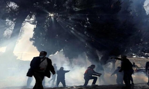 اسرائیلی فورسز کا ایک بار پھر مسجد اقصیٰ پرحملہ، نمازیوں پر فائرنگ اور شیلنگ