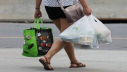 ابوظہبی؛ ماحول کی بہتری کے لیے یکم جون سے پلاسٹک شاپنگ بیگز پر مکمل پابندی