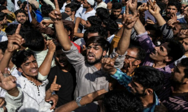 مقبوضہ کشمیر: بندوق کے سائے میں کشمیری عید منانے پر مجبور