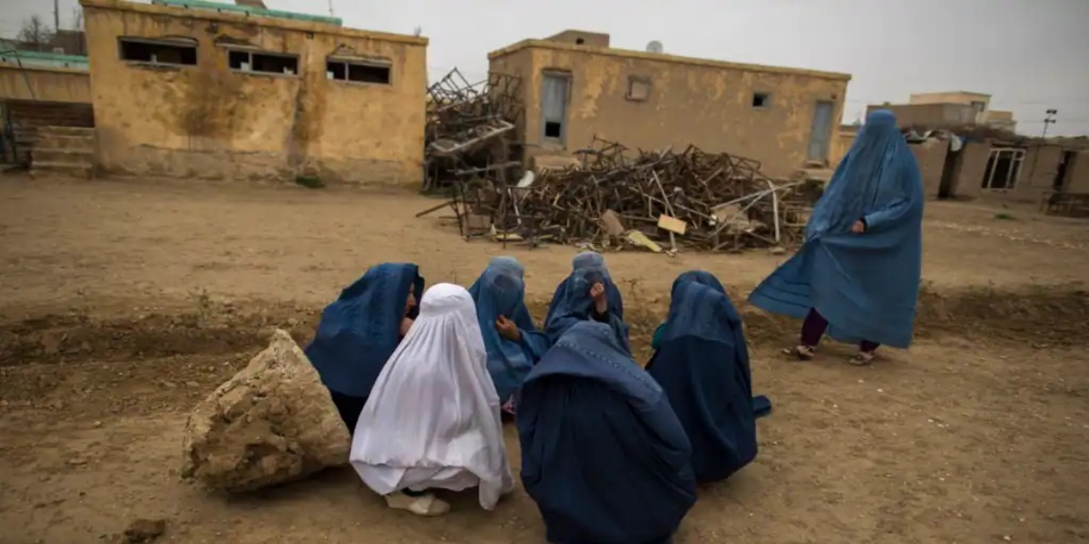 افغان خواتین کو برقعہ پہننے کا حکم، امریکا کی طالبان حکومت کو تنبیہہ