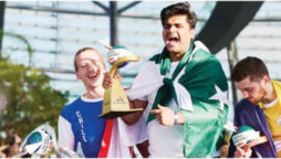 پاکستانی نوجوان کاغذی جہاز کا عالمی چیمپئن بن گیا