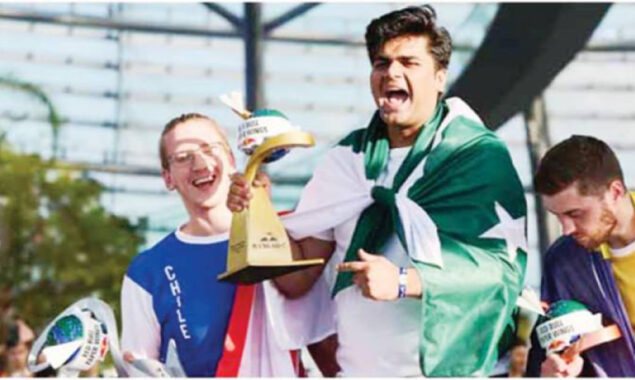 پاکستانی نوجوان کاغذی جہاز کا عالمی چیمپئن بن گیا